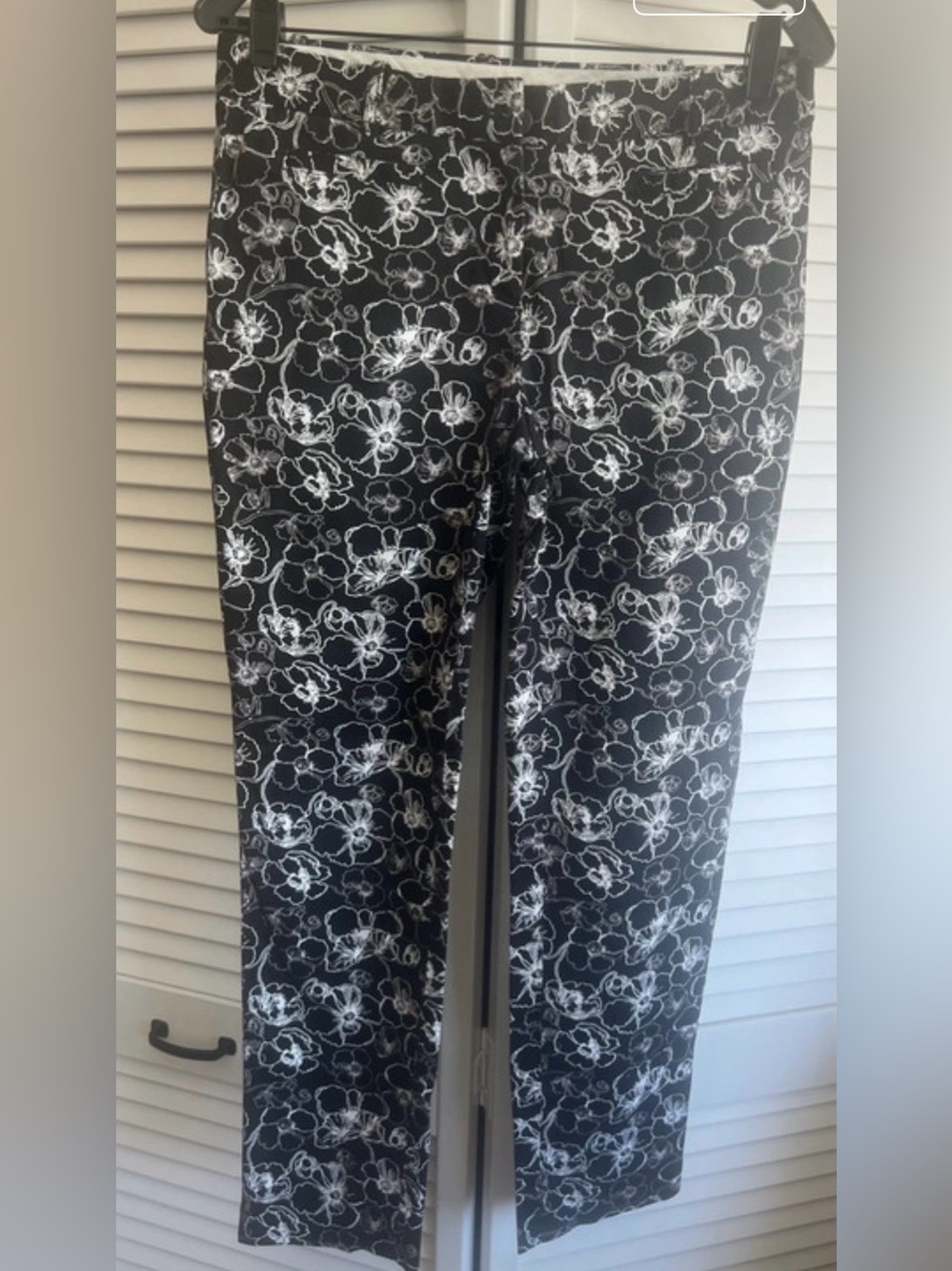 Brooks Brothers Natalie Fit
Floral Pants Women’s size 4